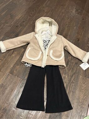 NWT* Cozy Hooded Sherpa Jacket with leopard shirt and bell bottoms- Size 3T